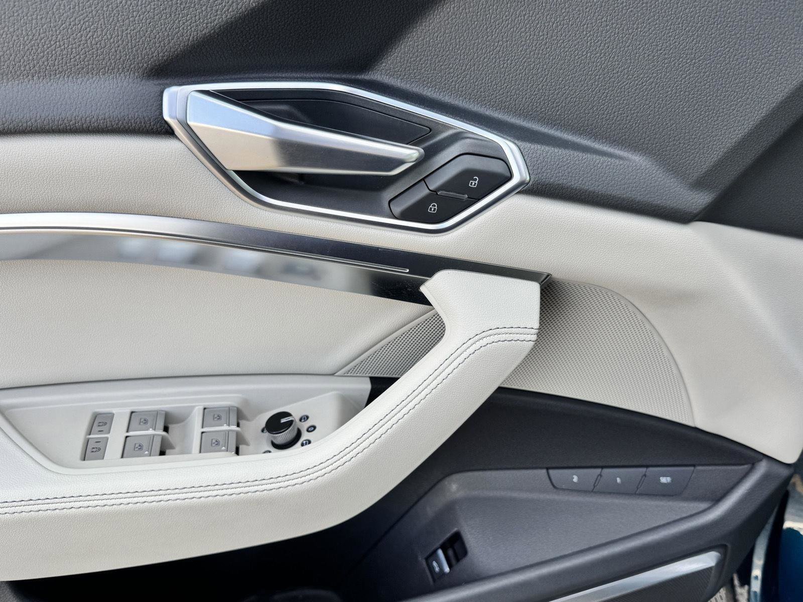 Used 2022 Audi e-tron Premium Plus w/ Premium Plus Package image 12