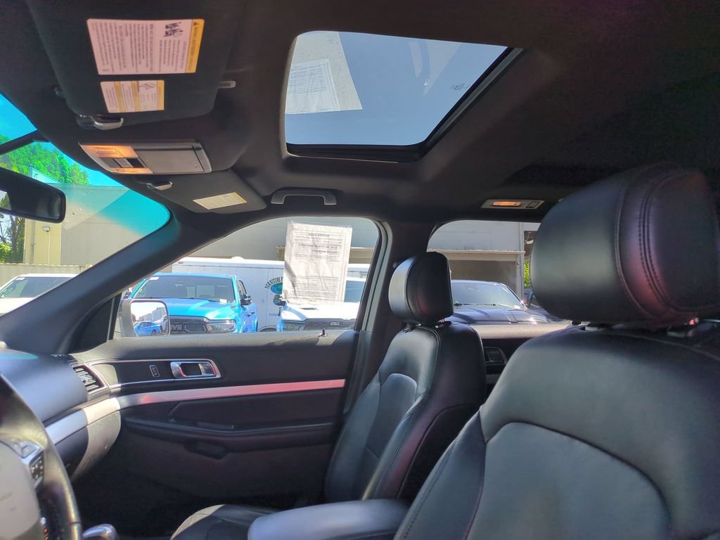 Used 2017 Ford Explorer XLT w/ Equipment Group 202A AWD/4WD image 28