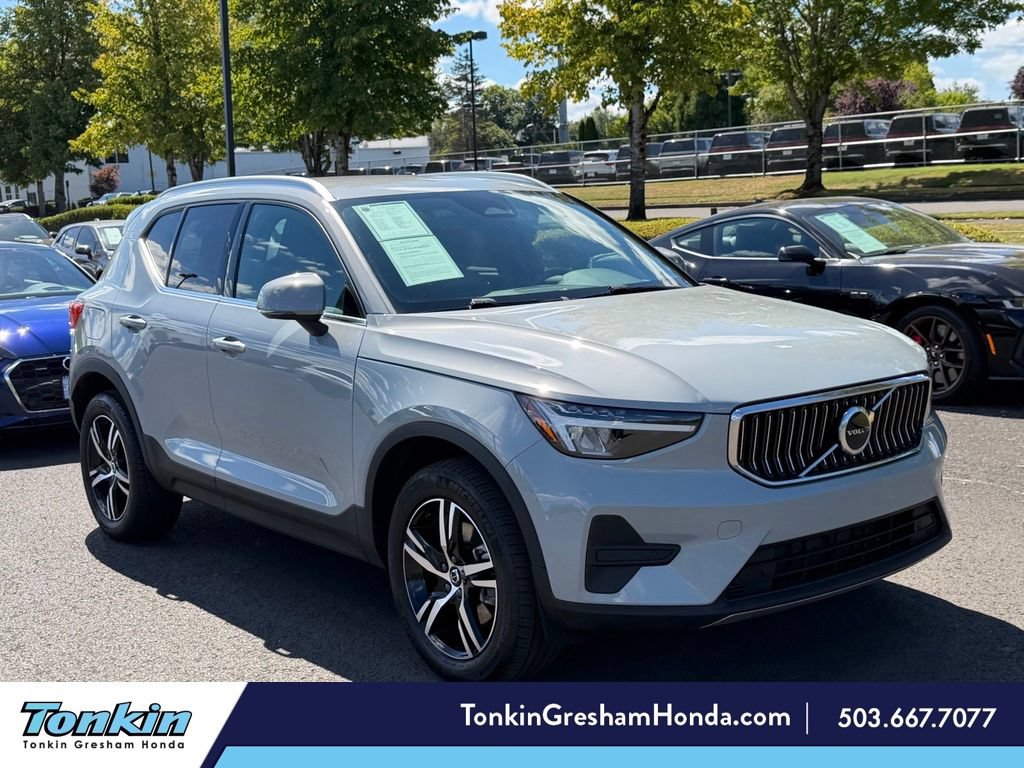 Used 2025 Volvo XC40 B5 Core AWD/4WD video 1