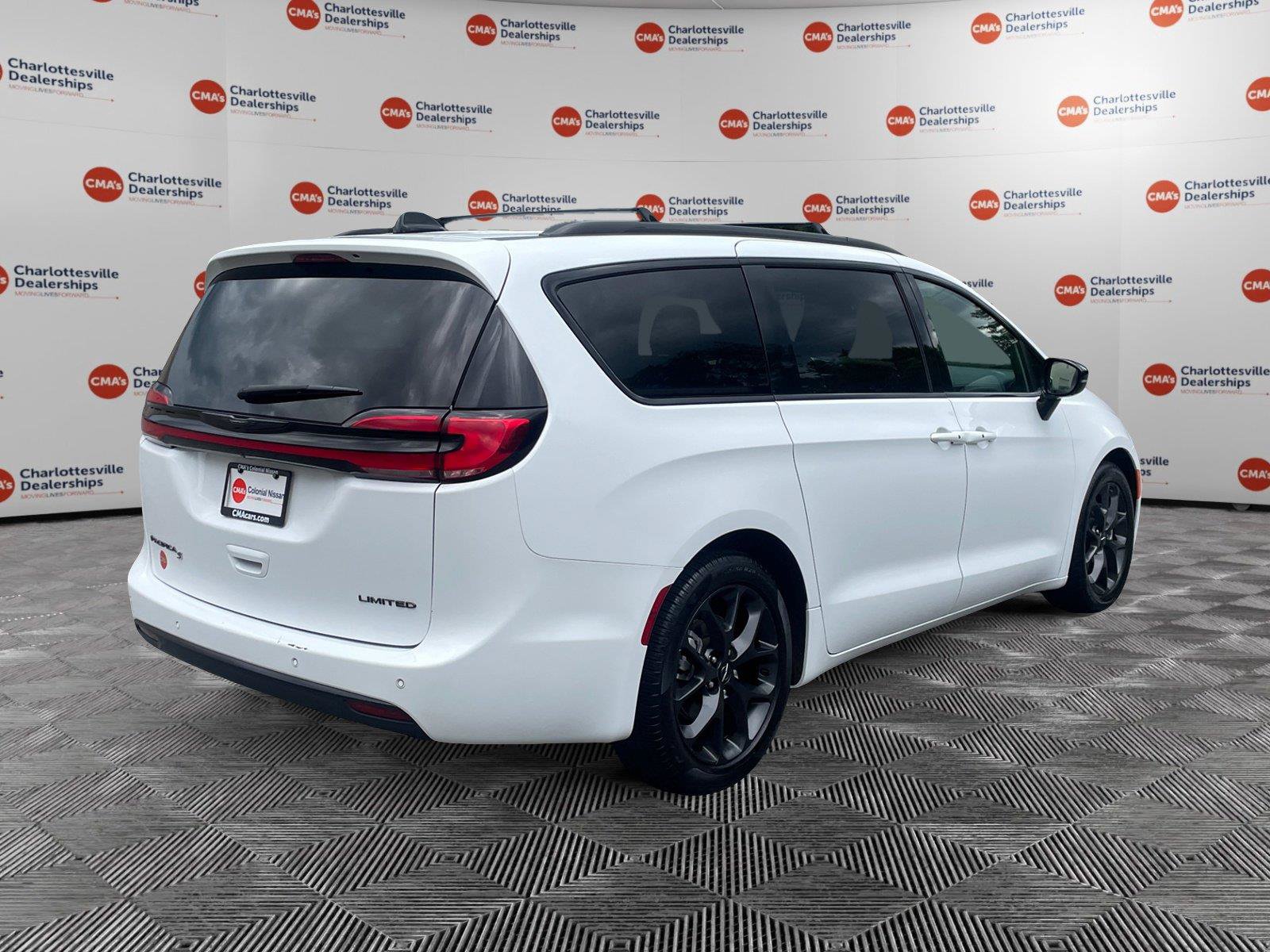 Used 2025 Chrysler Pacifica Limited FWD image 5