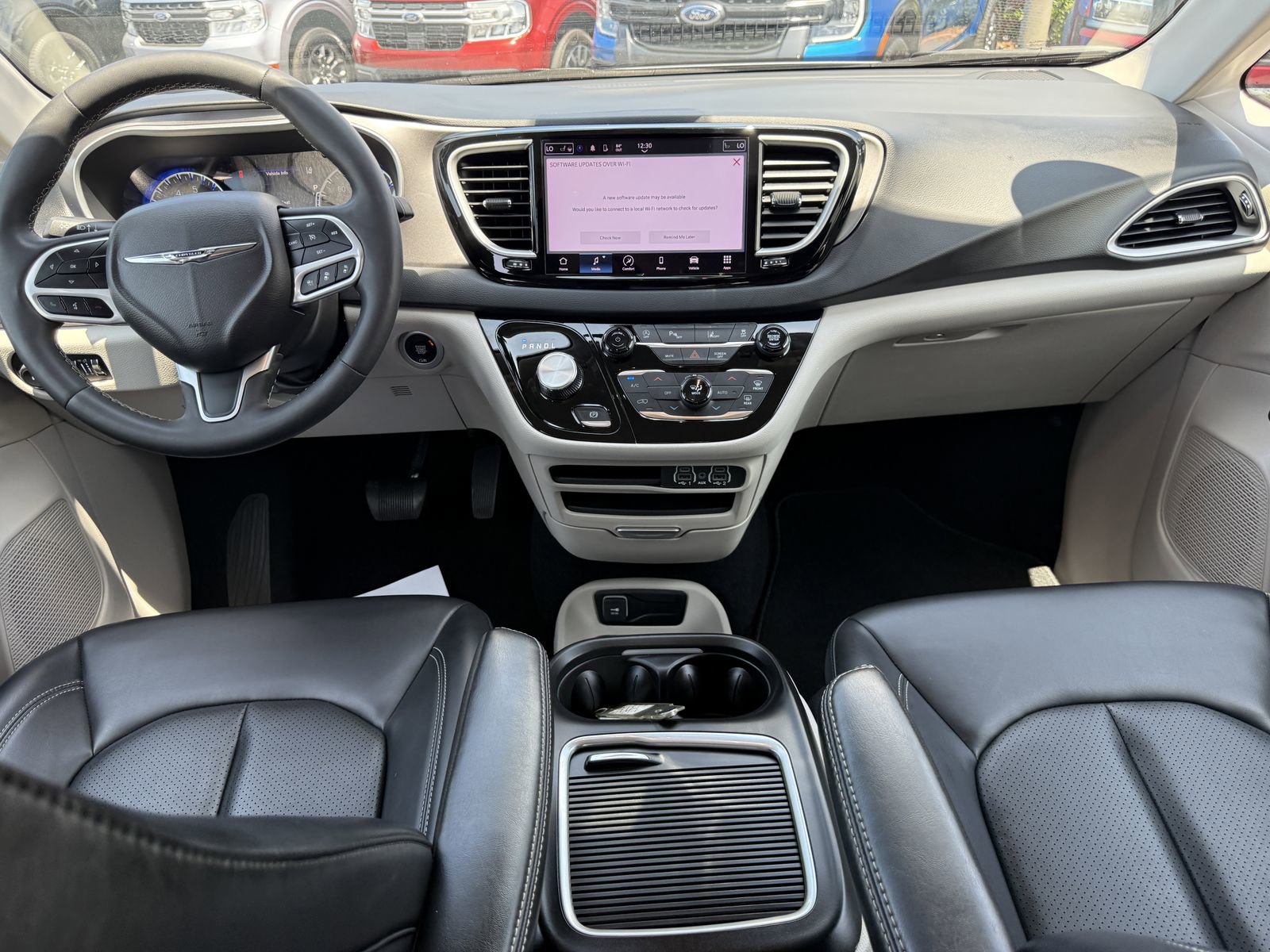 Used 2023 Chrysler Pacifica Touring-L FWD image 14