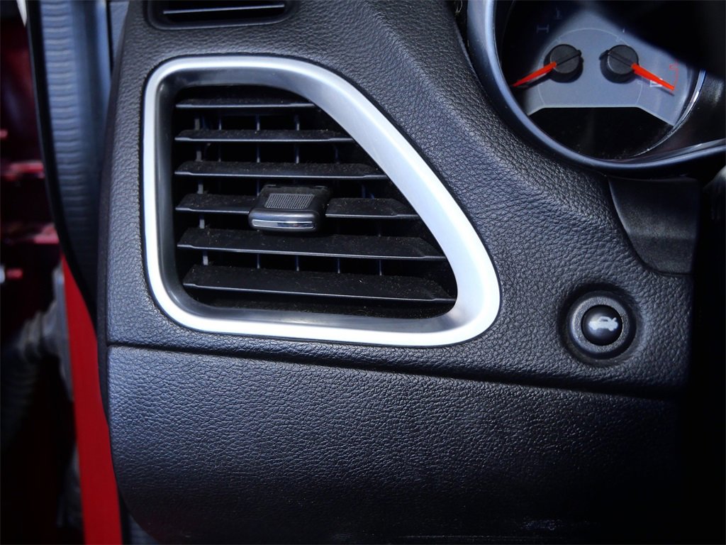 Used 2013 Dodge Avenger SE image 24