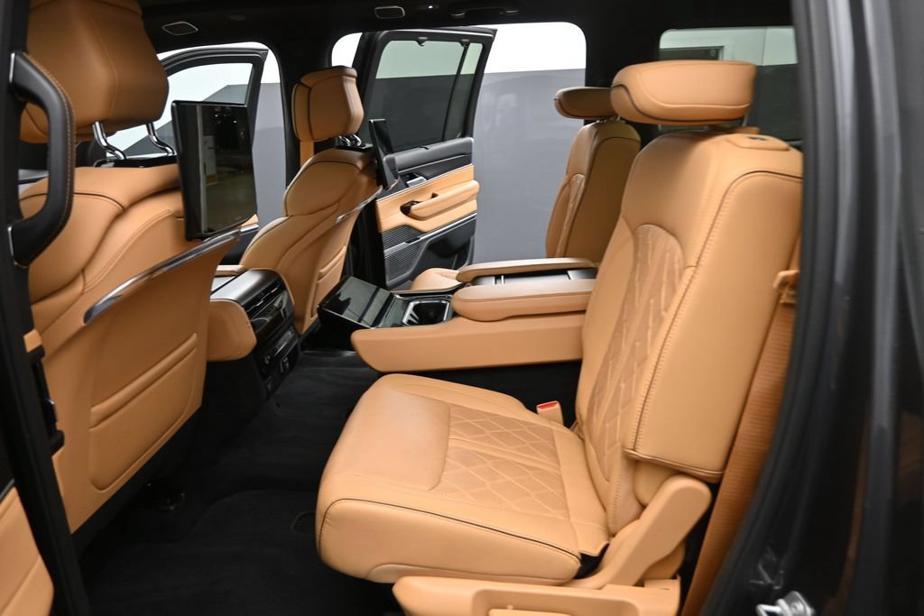 Used 2025 Jeep Grand Wagoneer Series III w/ Rear Seat Video Group 1 AWD/4WD image 16