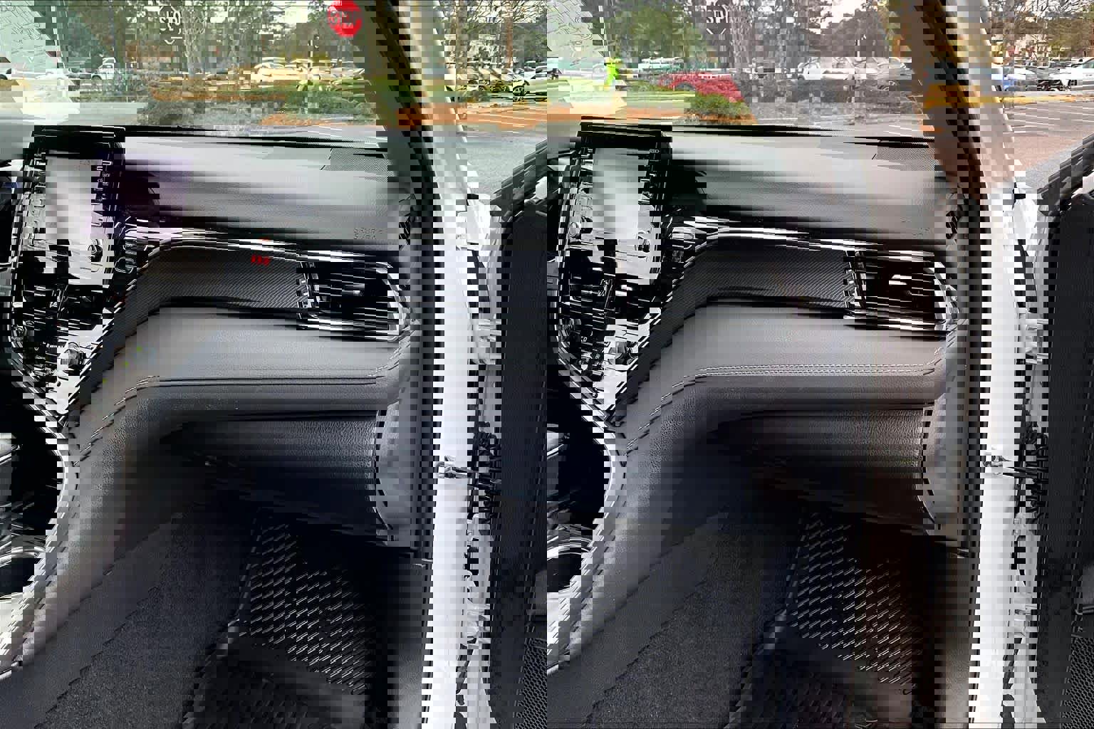 Used 2023 Toyota Camry SE image 18