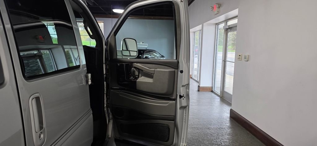 Used 2019 GMC Savana 2500 Extended w/ Enhanced Convenience Package image 17