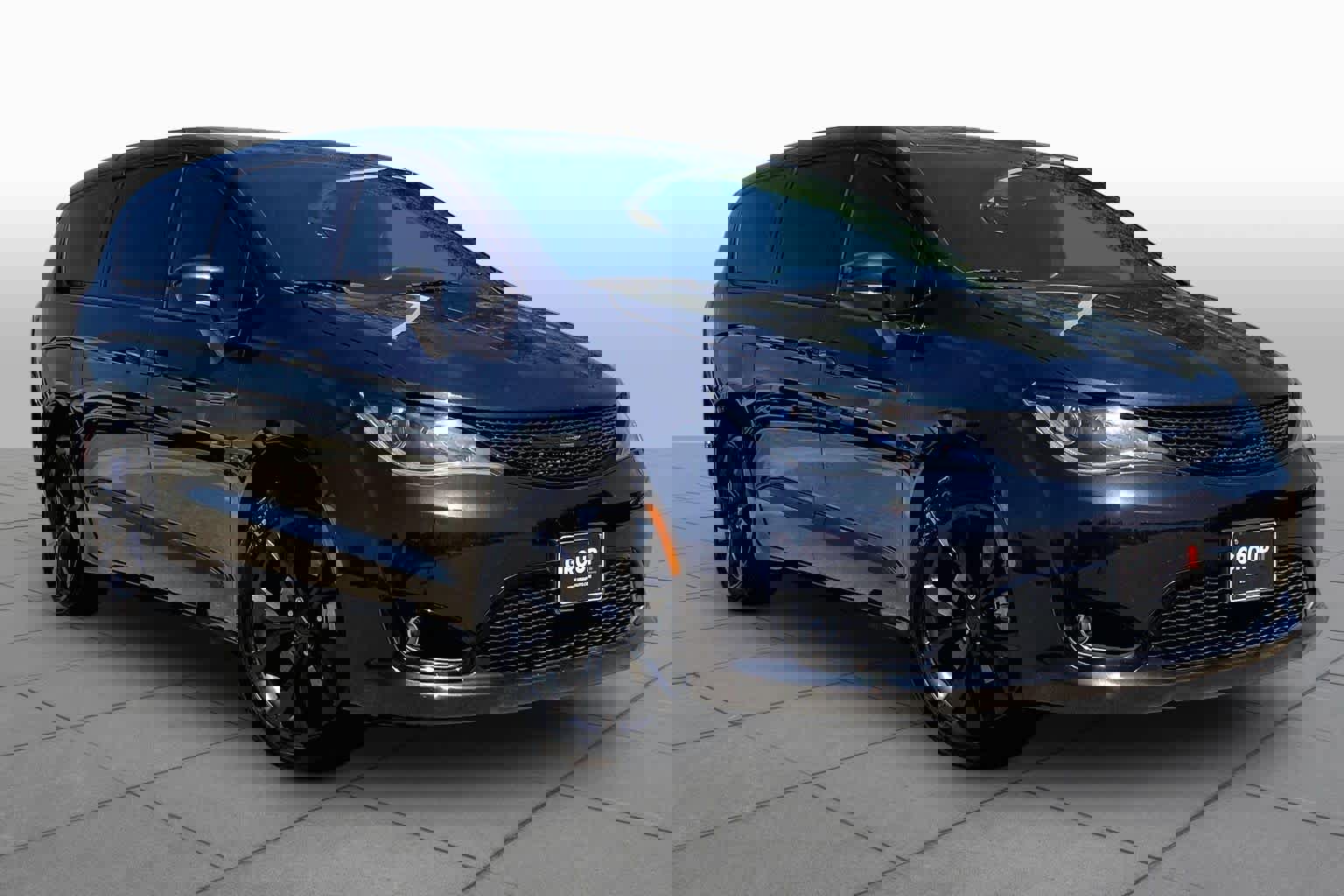 Used 2020 Chrysler Pacifica Touring w/ S Appearance Package FWD image 2