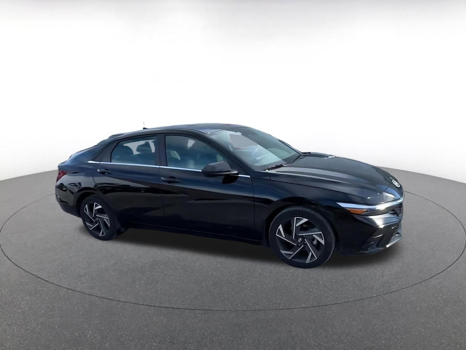 Used 2025 Hyundai Elantra SEL image 2