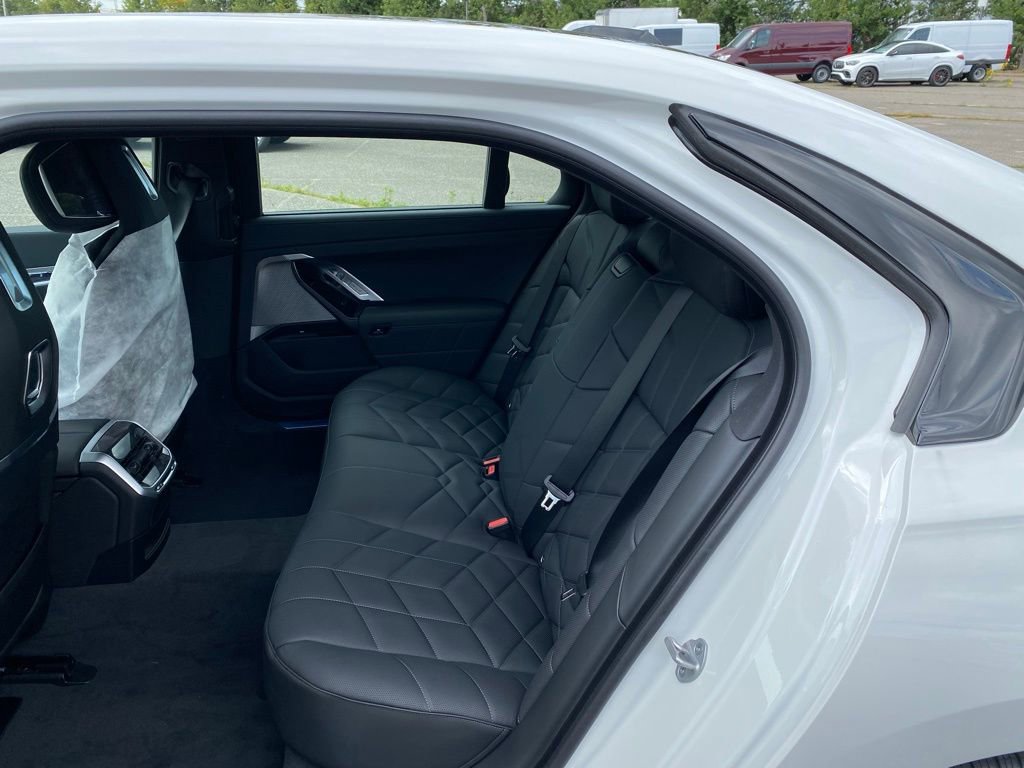 New 2026 BMW 750e xDrive w/ Premium Package image 10