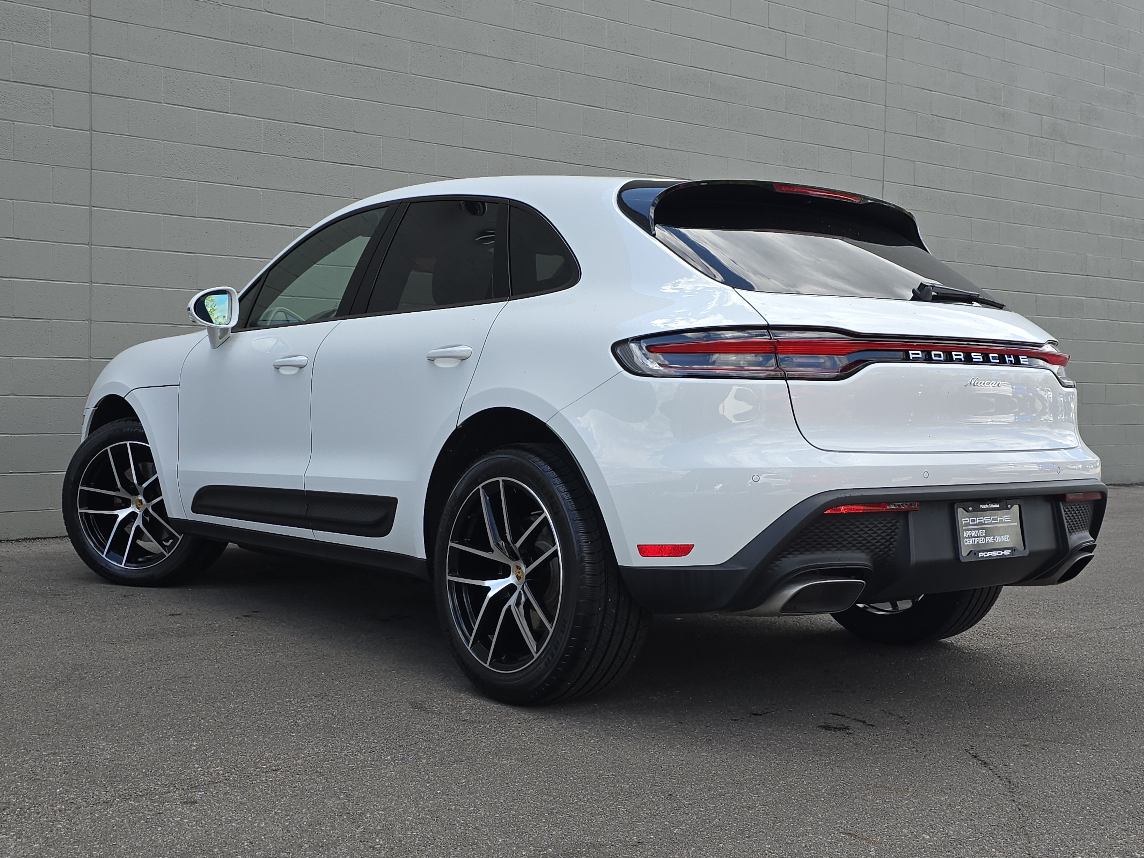 Certified 2025 Porsche Macan AWD/4WD image 3