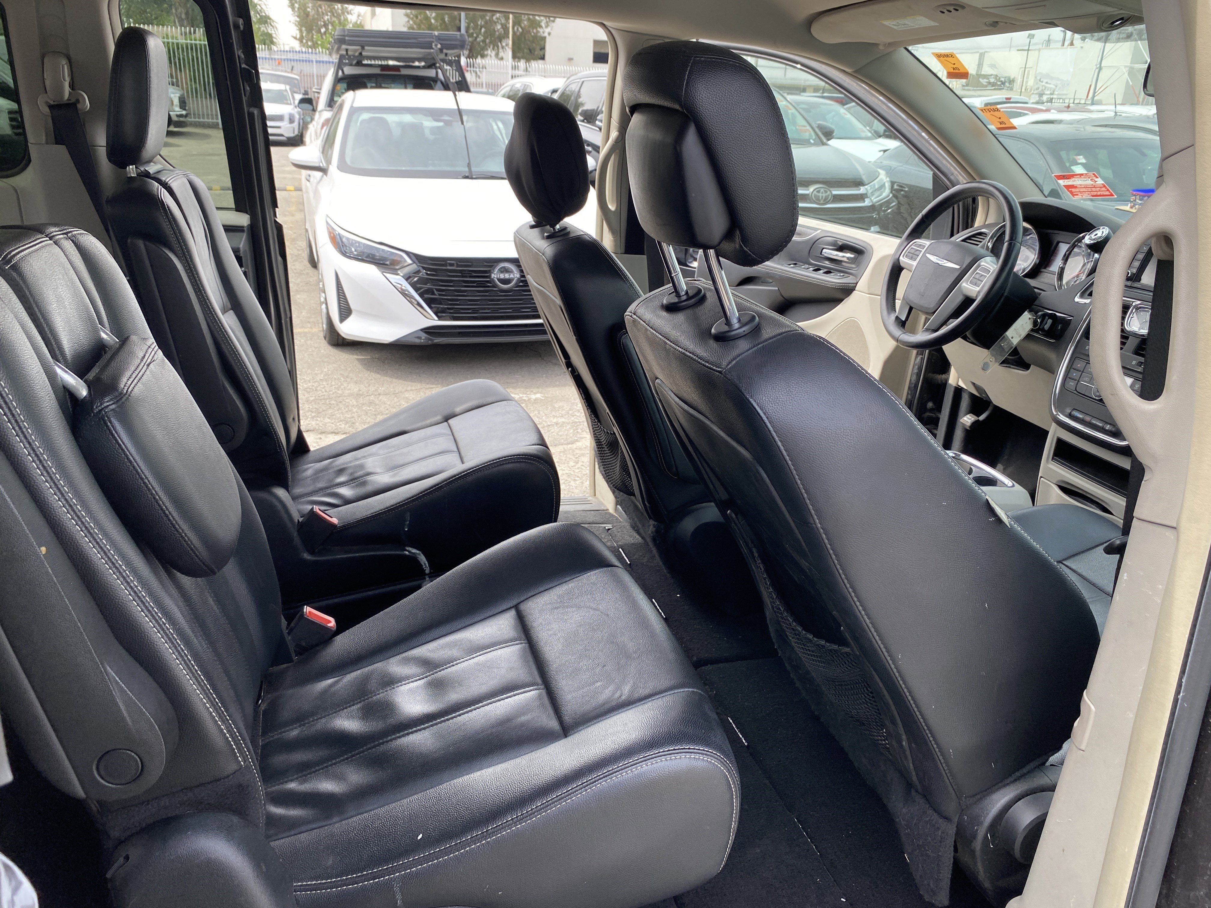 Used 2015 Chrysler Town & Country Touring FWD image 19