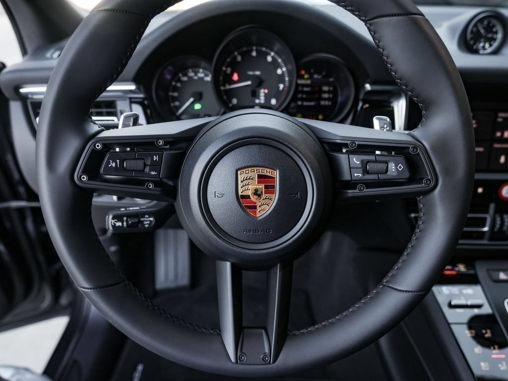 Certified 2026 Porsche Macan AWD/4WD image 17