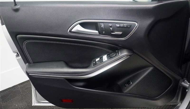 Used 2015 Mercedes-Benz CLA 250 image 35