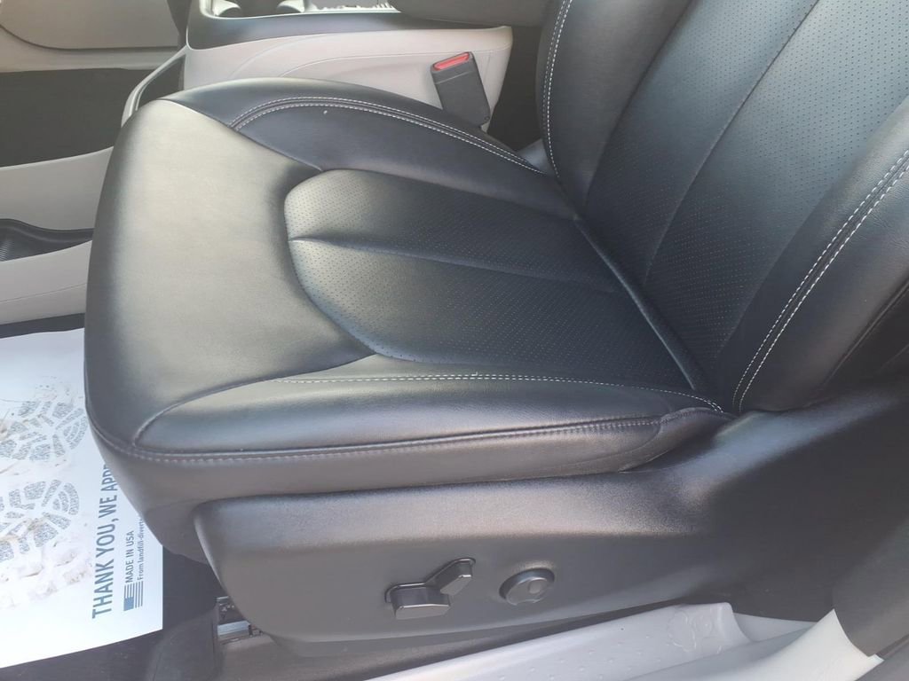 Used 2024 Chrysler Pacifica Touring-L image 11