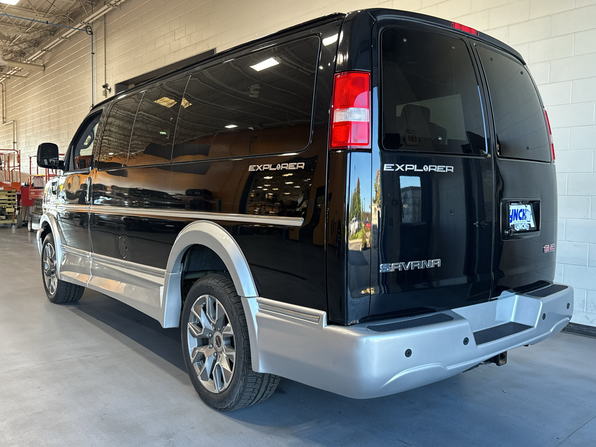 Used 2023 GMC Savana 2500 RWD image 3