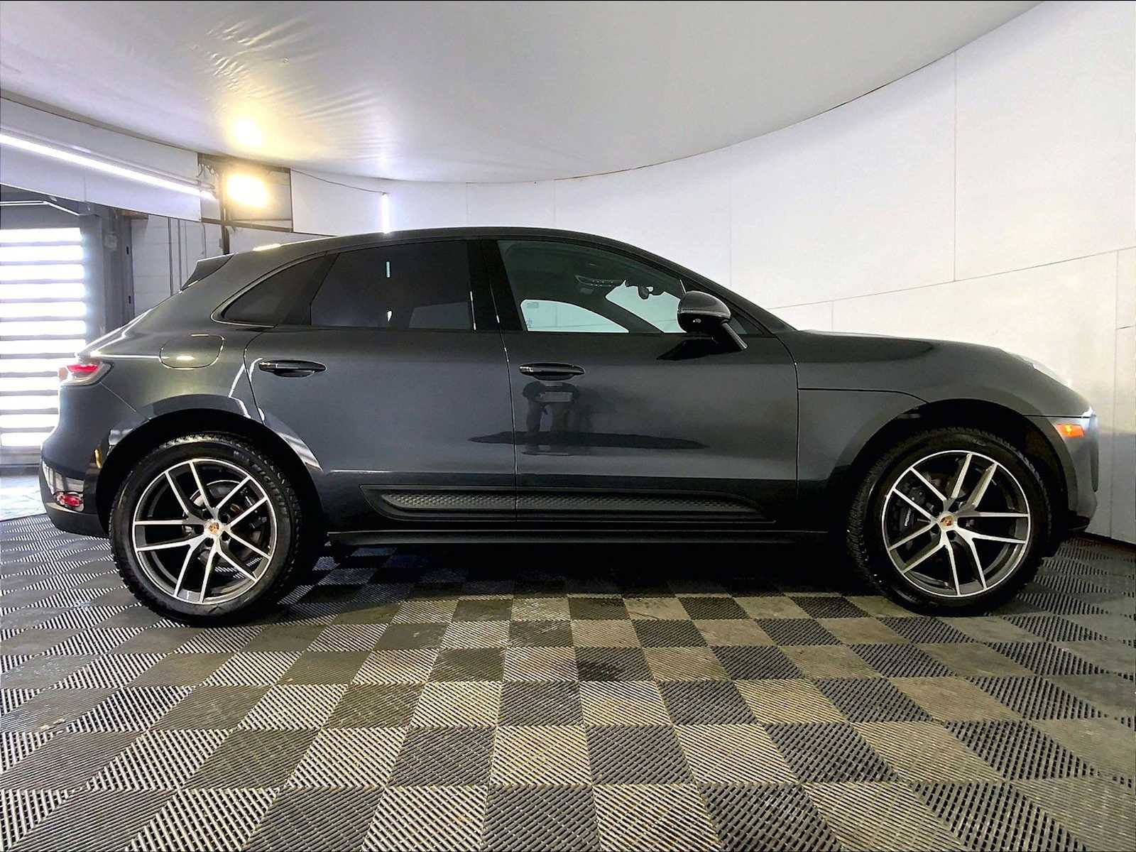 Certified 2024 Porsche Macan image 8