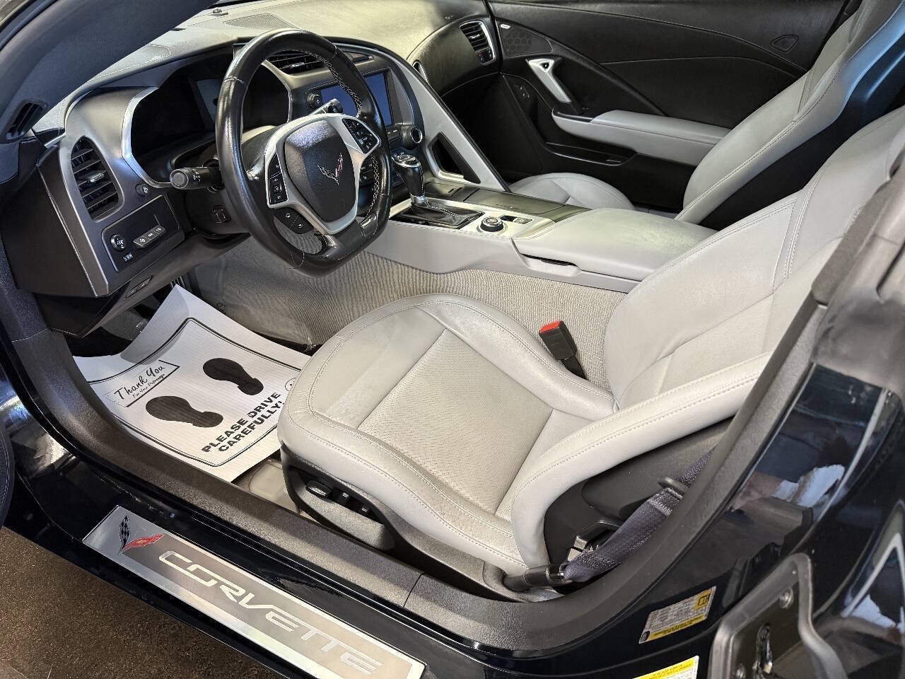 Used 2017 Chevrolet Corvette Stingray Coupe RWD image 3