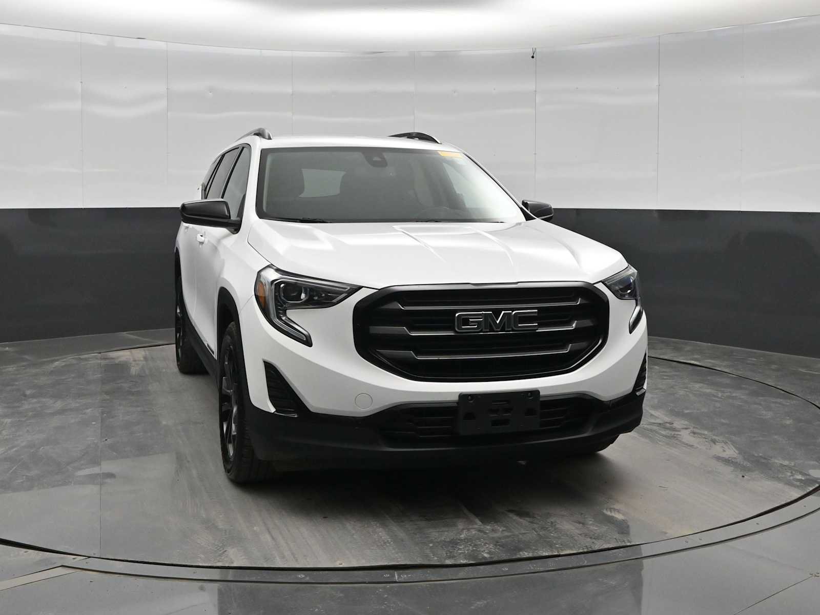 Used 2021 GMC Terrain SLE w/ Driver Convenience Package FWD image 2