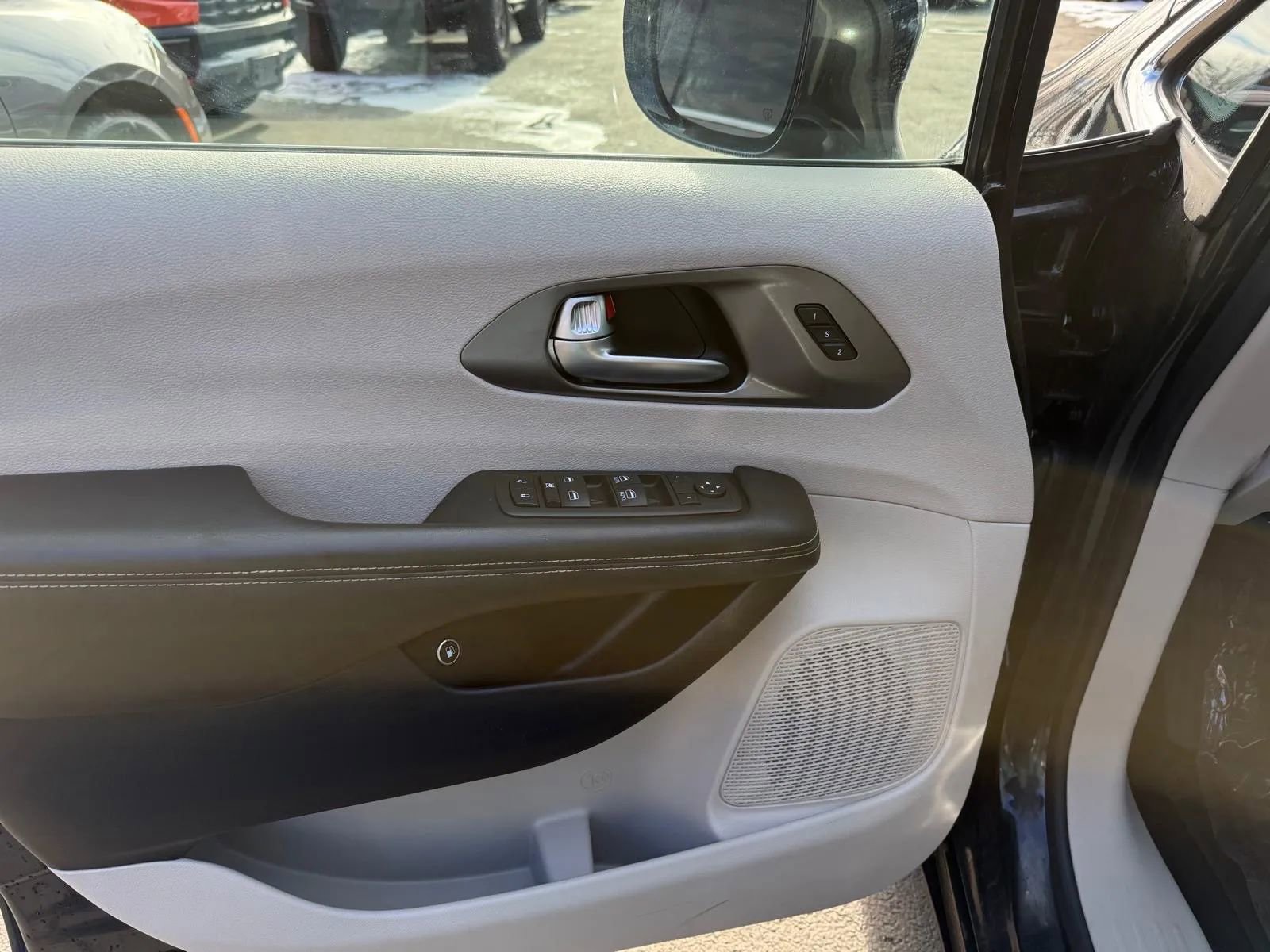 Used 2022 Chrysler Pacifica Touring-L image 37