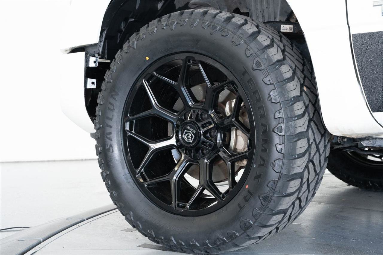 Used 2021 Nissan Titan SV w/ SV Convenience Package AWD/4WD image 10