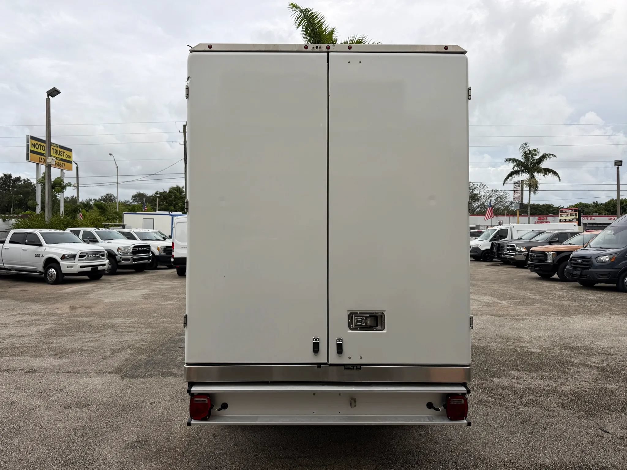 Used 2023 Ford E-350 and Econoline 350 Super Duty w/ Power Windows & Locks Group RWD image 4