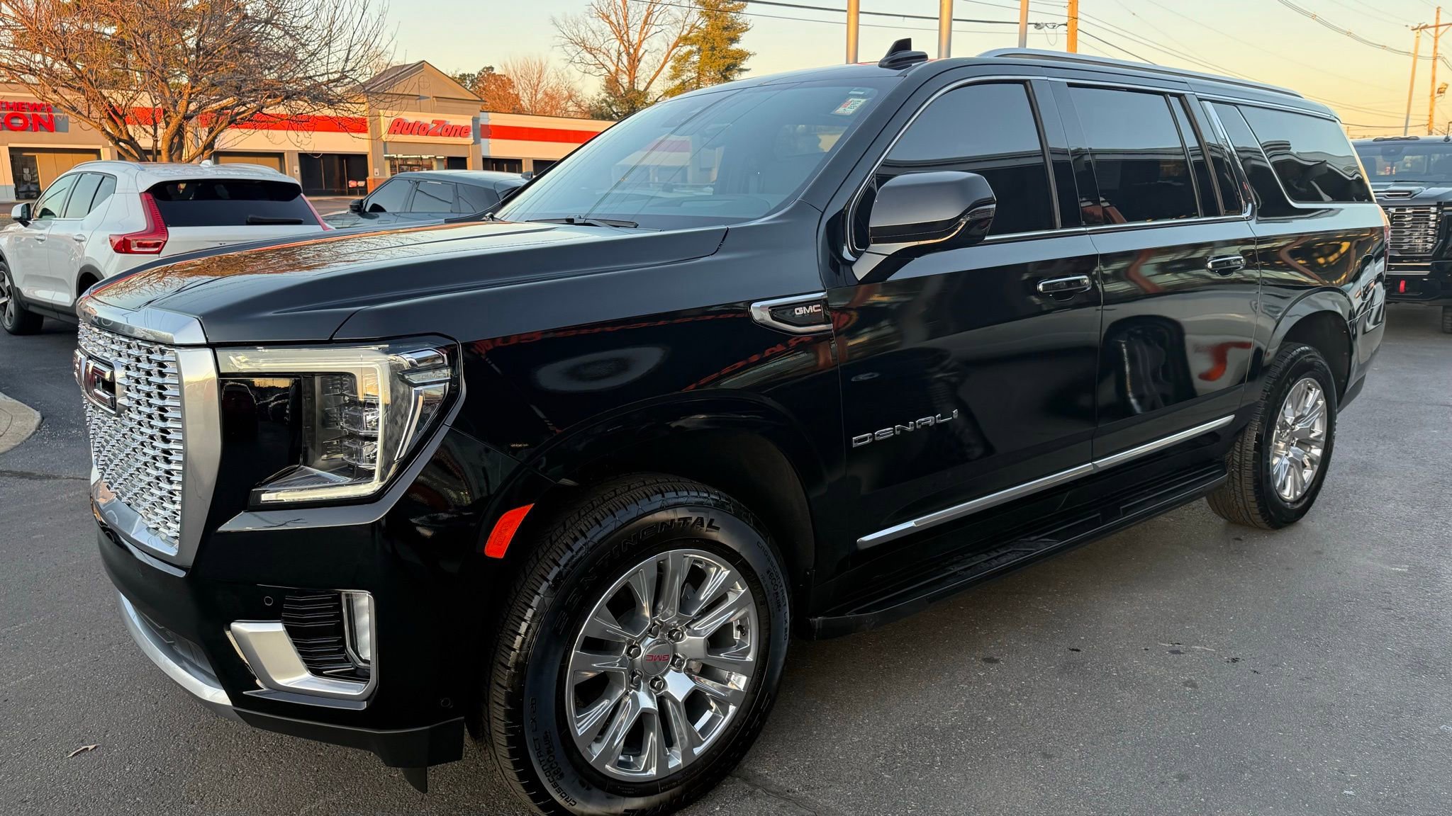 Used 2024 GMC Yukon XL Denali w/ Advanced Technology Package image 9