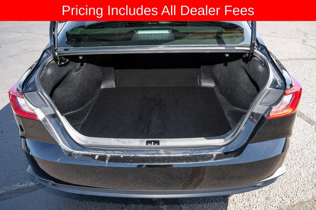 Used 2025 Toyota Camry SE w/ Convenience Package FWD image 5