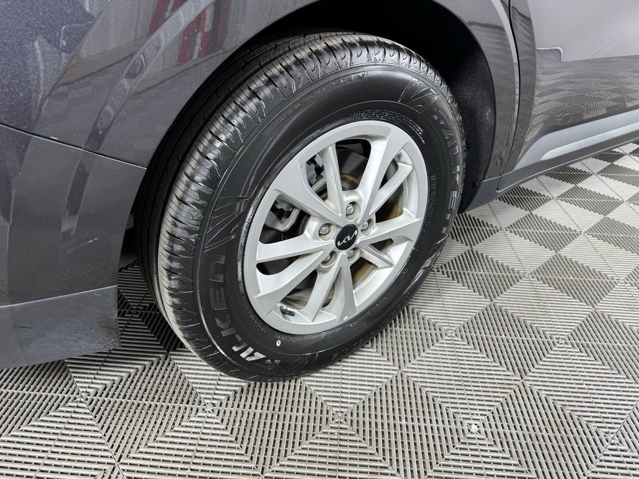 Used 2024 Kia Carnival LX image 31