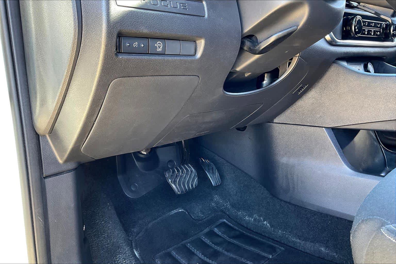Used 2024 Nissan Rogue S FWD image 35