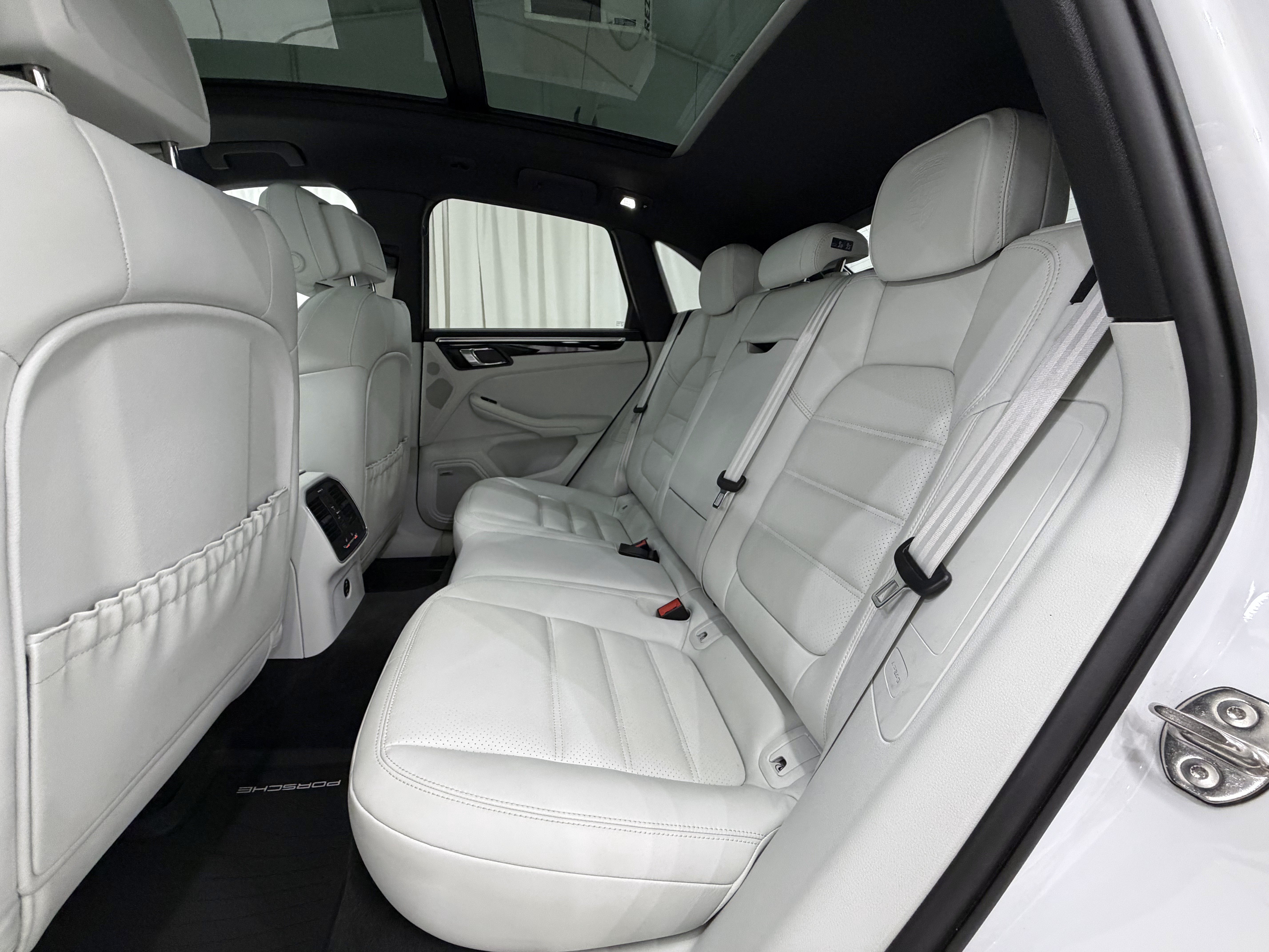 Certified 2023 Porsche Macan Turbo AWD/4WD image 21