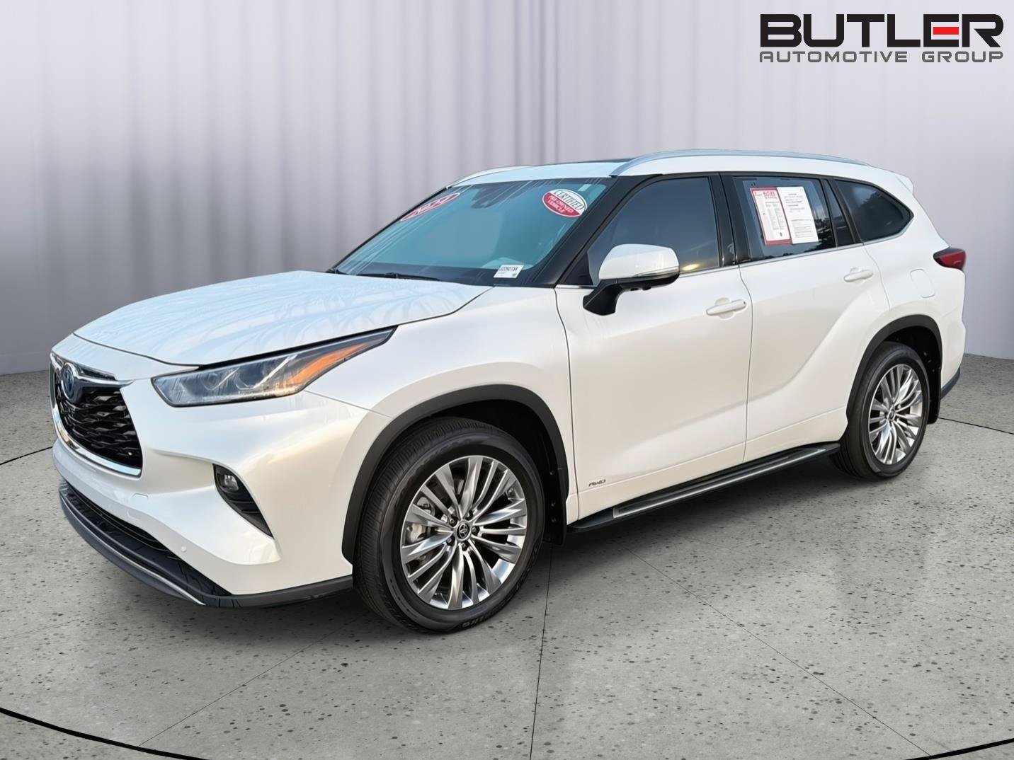 Certified 2024 Toyota Highlander Platinum AWD/4WD image 1