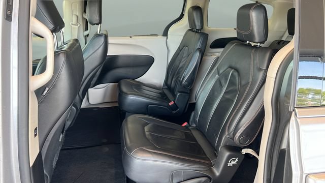 Used 2017 Chrysler Pacifica Touring-L FWD image 17