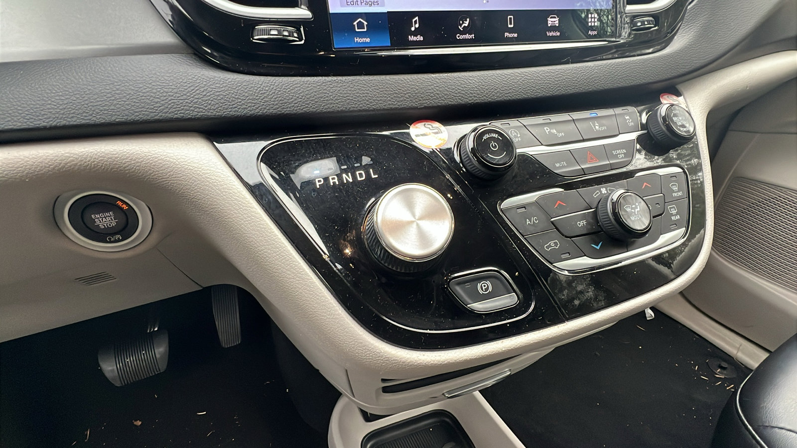 Used 2024 Chrysler Pacifica Touring-L image 29