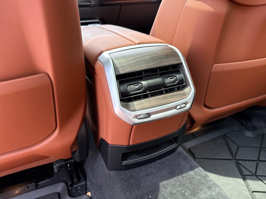Used 2026 BMW 760i xDrive w/ Executive Package AWD/4WD image 24