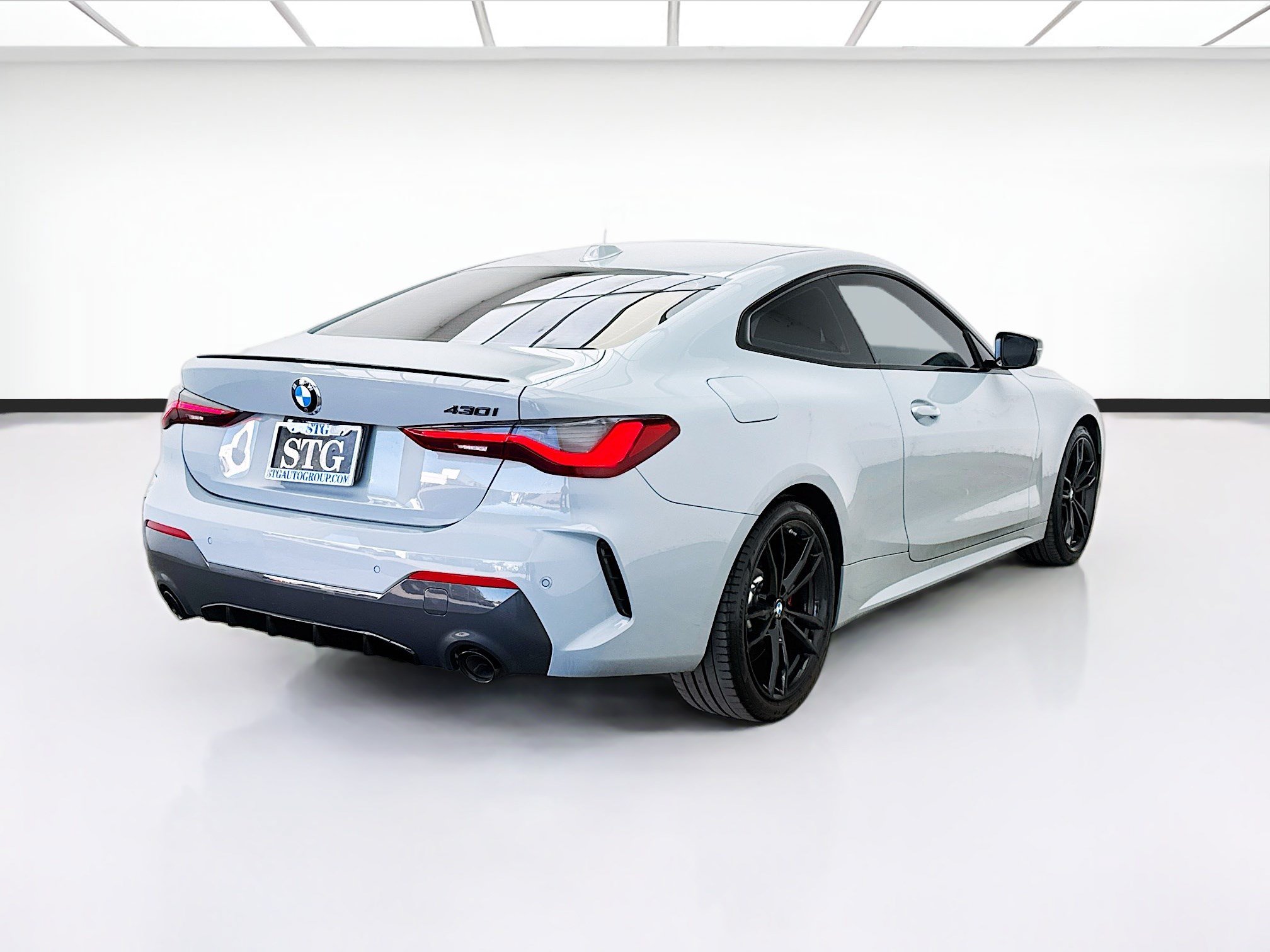 Used 2024 BMW 430i Coupe w/ M Sport Package RWD image 4