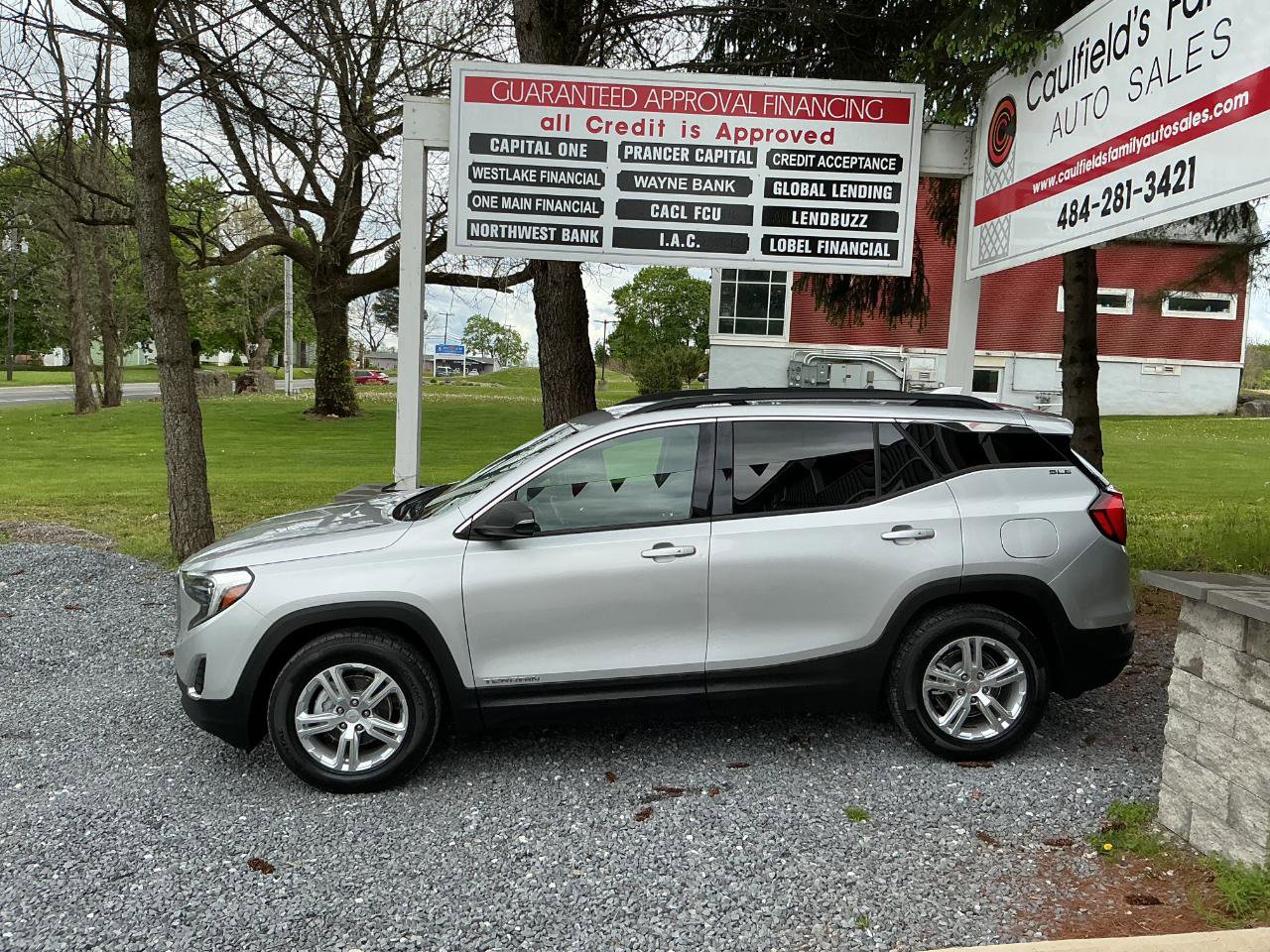 Used 2019 GMC Terrain SLE w/ Driver Convenience Package FWD image 2