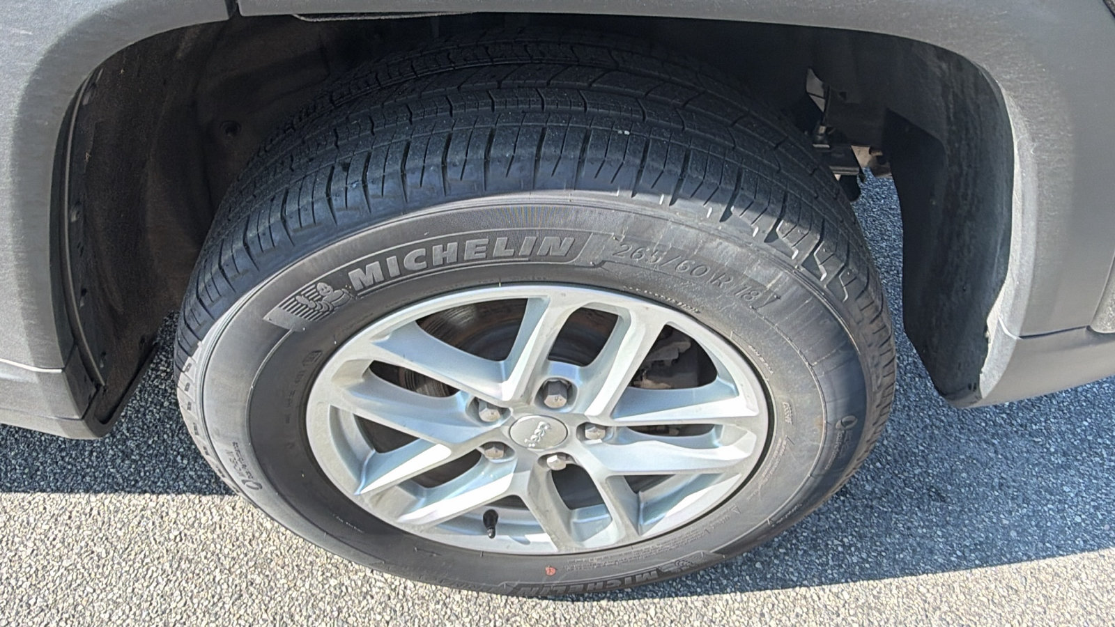 Used 2025 Jeep Grand Cherokee Laredo X RWD image 12