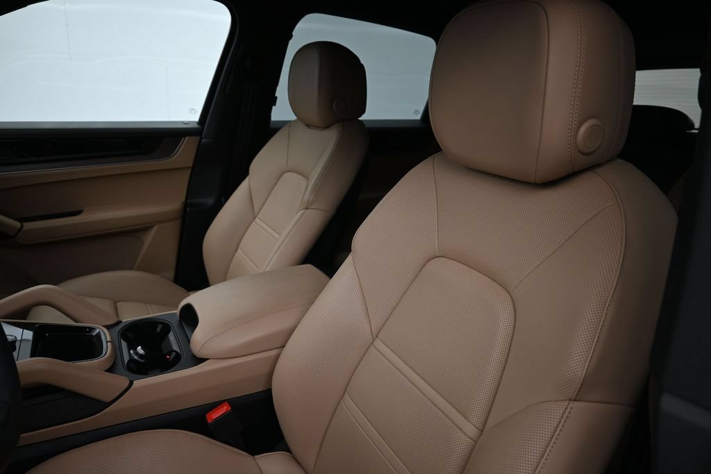 Certified 2025 Porsche Cayenne S AWD/4WD image 26