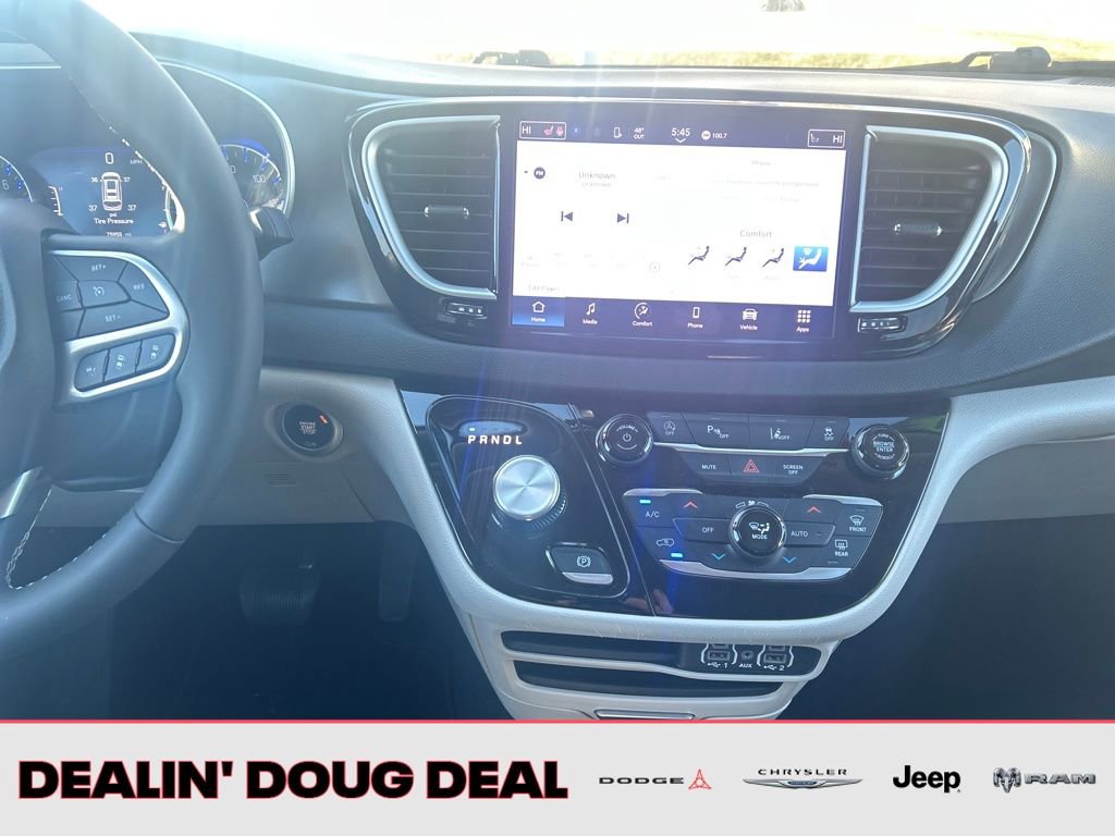 Used 2024 Chrysler Pacifica Touring-L image 18