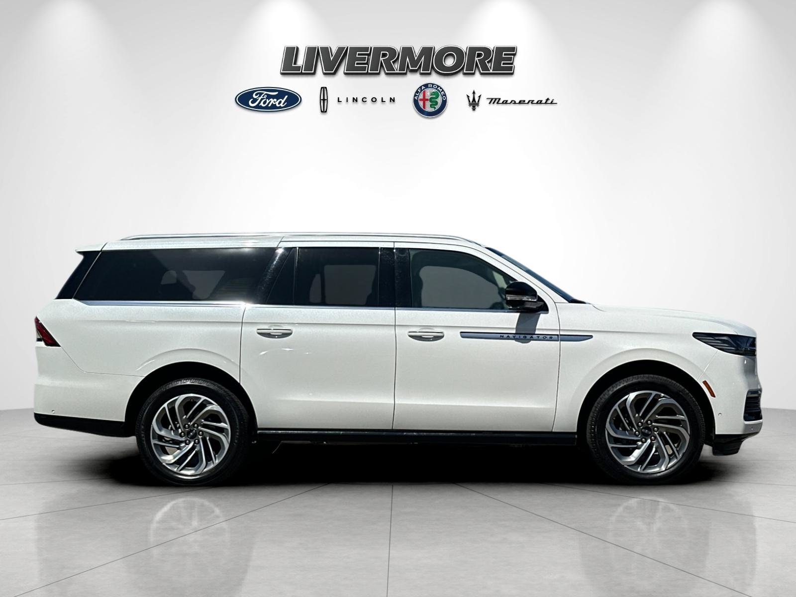 Certified 2025 Lincoln Navigator L Reserve AWD/4WD image 2