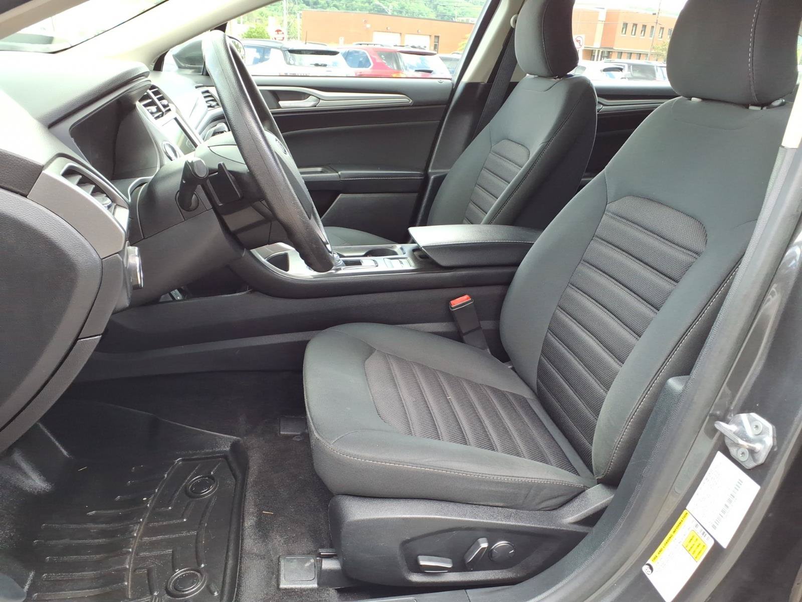 Used 2018 Ford Fusion SE w/ Fusion SE Technology Package FWD image 6