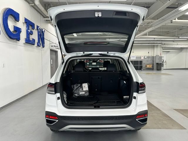Used 2025 Volkswagen Taos SE w/ Panoramic Sunroof Package AWD/4WD image 15