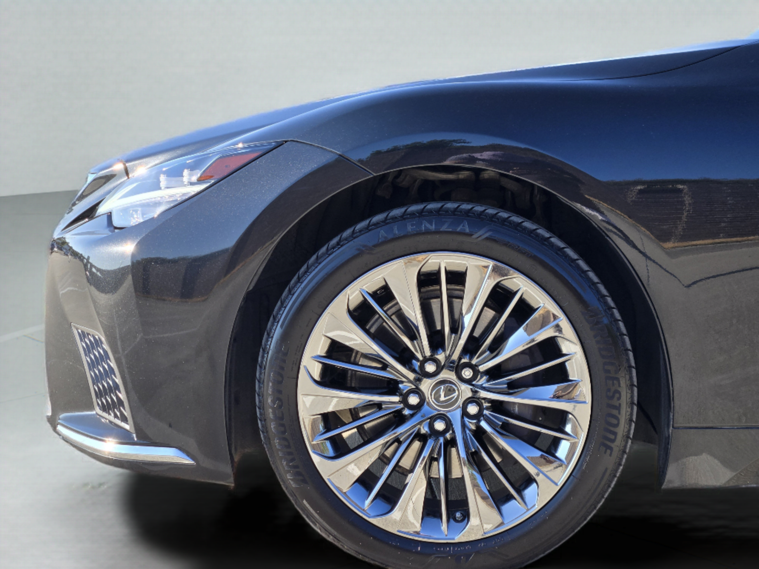 Used 2021 Lexus LS 500 w/ Accessory Package (Z2) RWD image 31