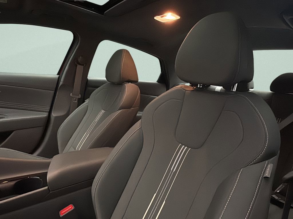 Used 2025 Hyundai Elantra SEL image 9