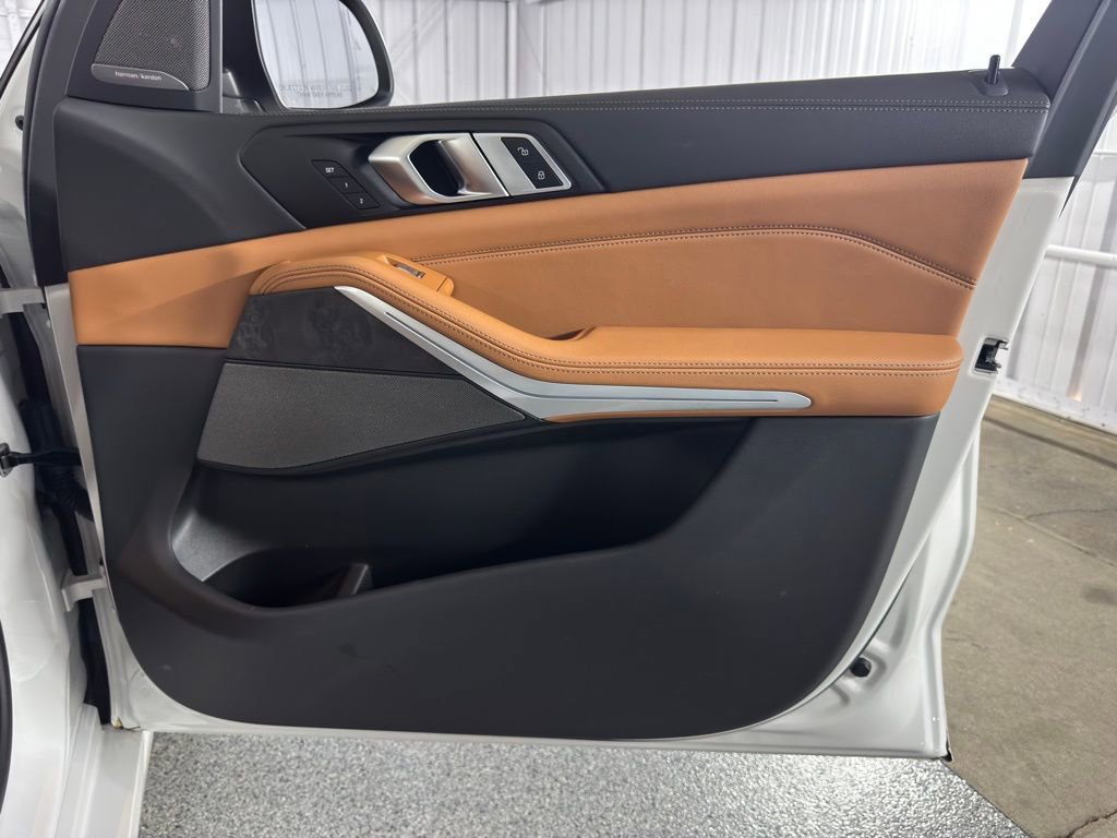 Used 2024 BMW X7 xDrive40i w/ Premium Package image 55