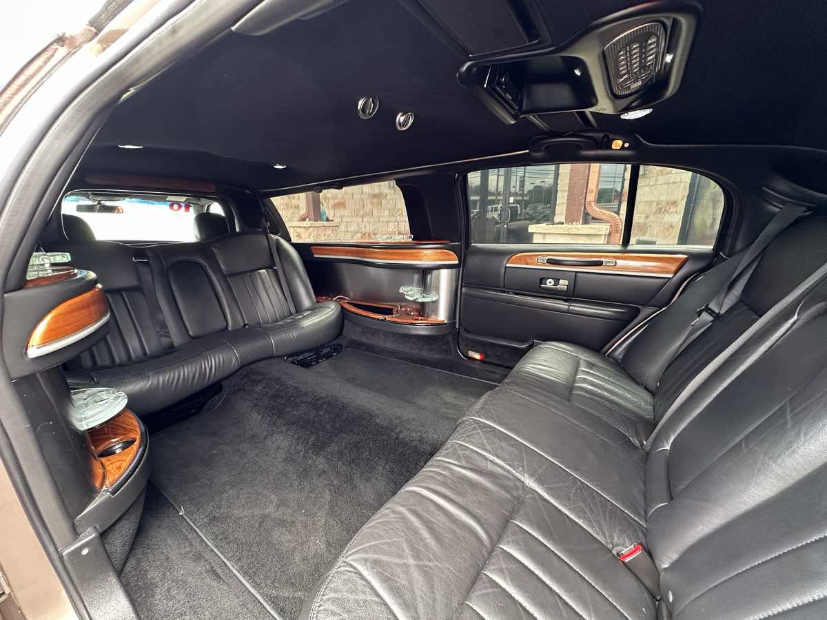 Used 2010 Lincoln Town Car Executive RWD image 7