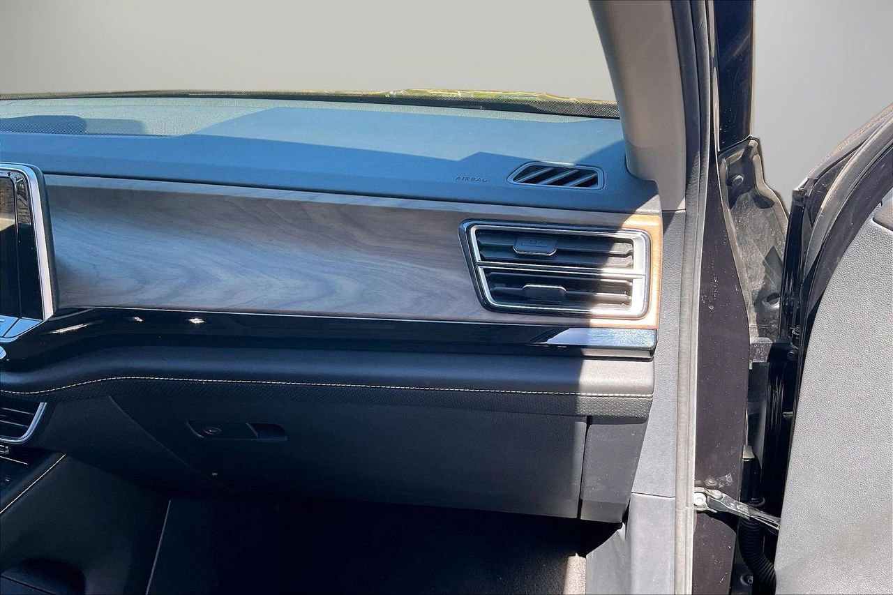 Used 2024 Volkswagen Atlas SE image 21