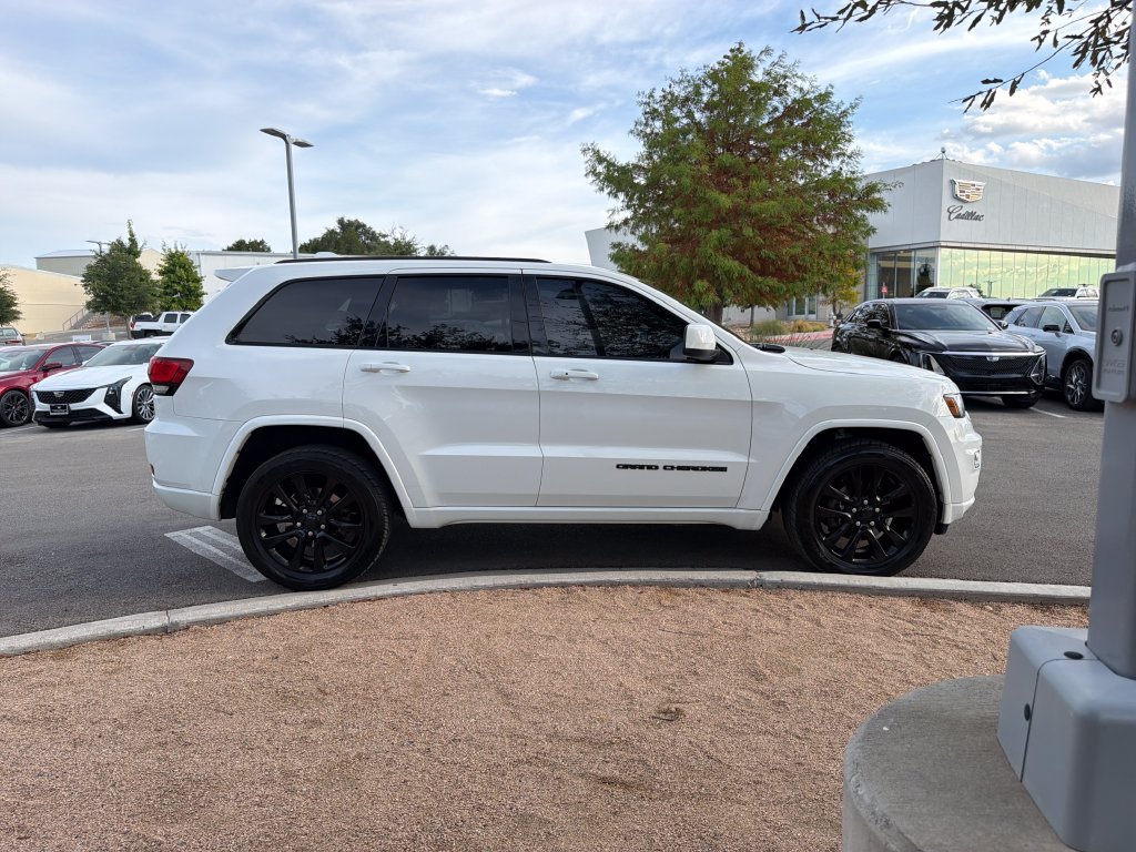 Used 2017 Jeep Grand Cherokee Altitude AWD/4WD image 11