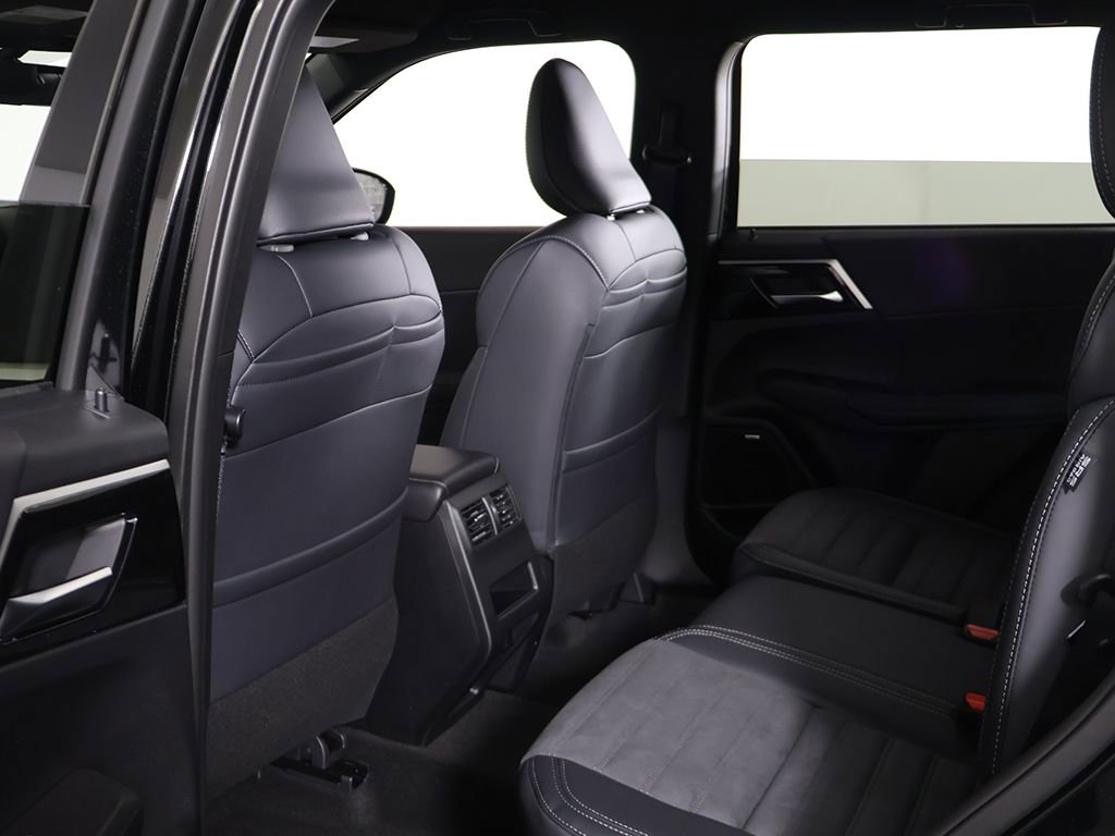 New 2026 Mitsubishi Outlander LE image 29