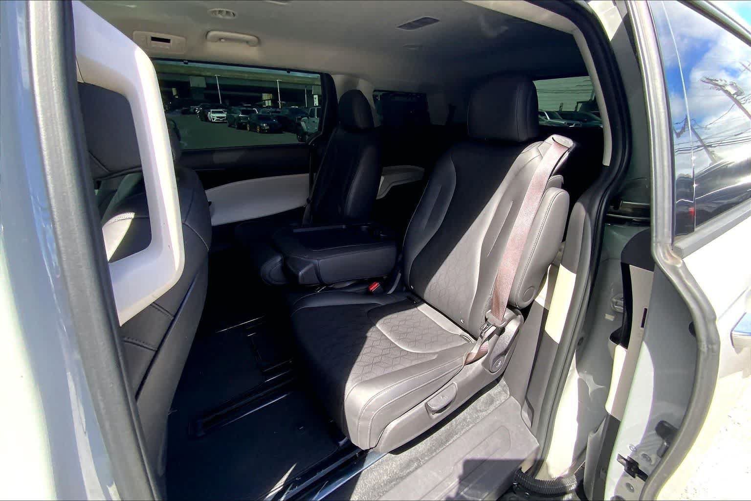 Used 2024 Kia Carnival SX FWD image 29