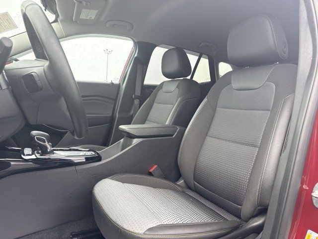 Certified 2025 Chevrolet Trax LT w/ Driver Confidence Package image 13